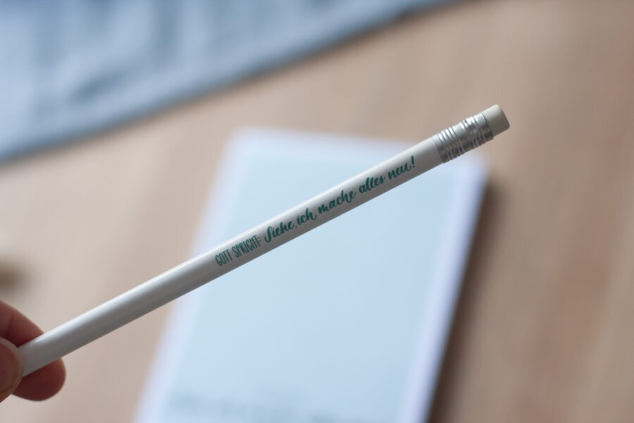 Schreibset zur Jahreslosung 2026 mit Notizblock und Bleistift, christliches Geschenk mit Bibelvers Offenbarung 21,5