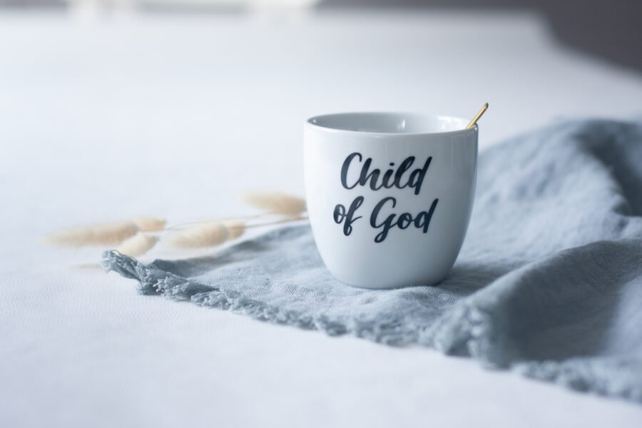 Christliche Tasse mit Spruch – stilvolle Keramiktasse Child of God von himmelhoch.art