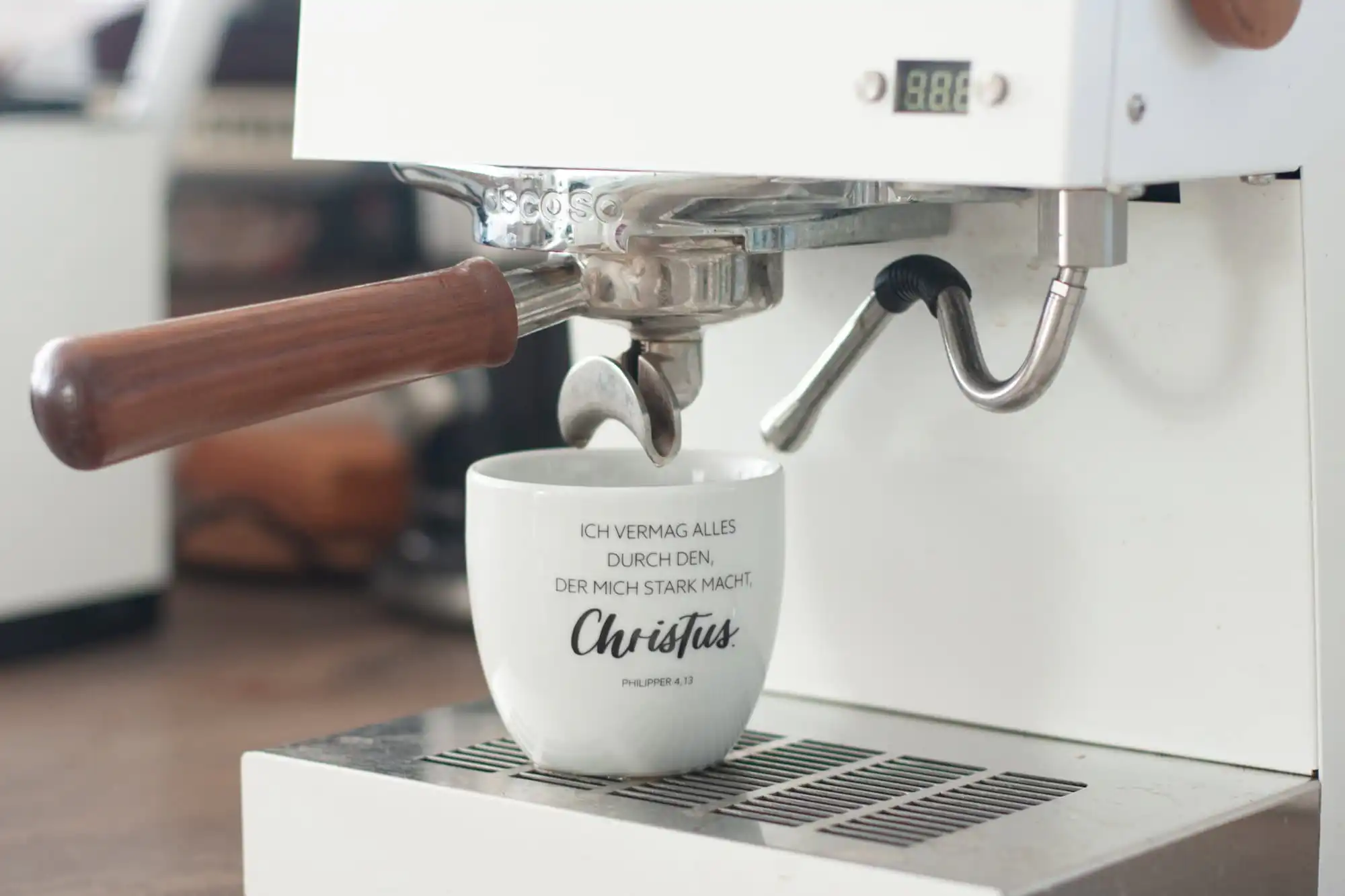 Christliche Tasse „Ich vermag alles durch den, der mich stark macht, Christus“ Philipper 4,13 4 Kaffeetasse mit christlichem Spruch auf einer Kaffeemaschine, christliche Marken, Glauben.