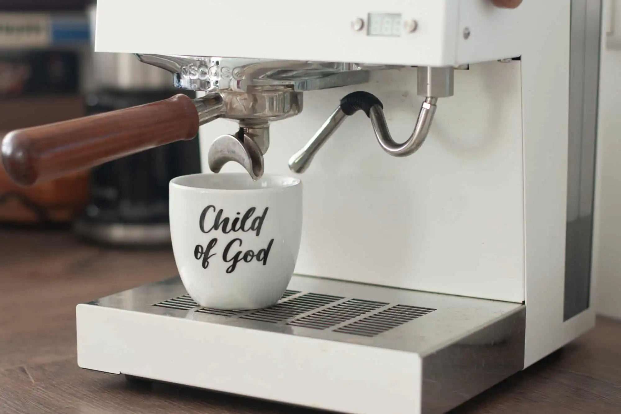 Christliche Tasse „Child of God“ 4 Gebetskaffeetasse mit der Aufschrift "Child of God" auf einer Espressomaschine, christliche Tasse, Kaffeetreffen vermutlich Gottesdienst.