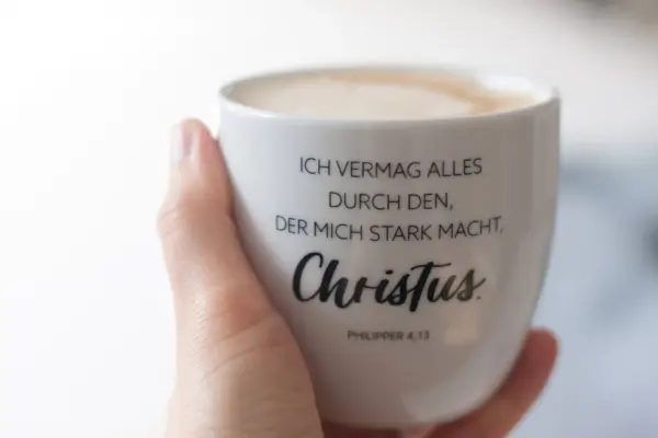Tasse mit christlichem Zitat für Glauben und Inspiration.