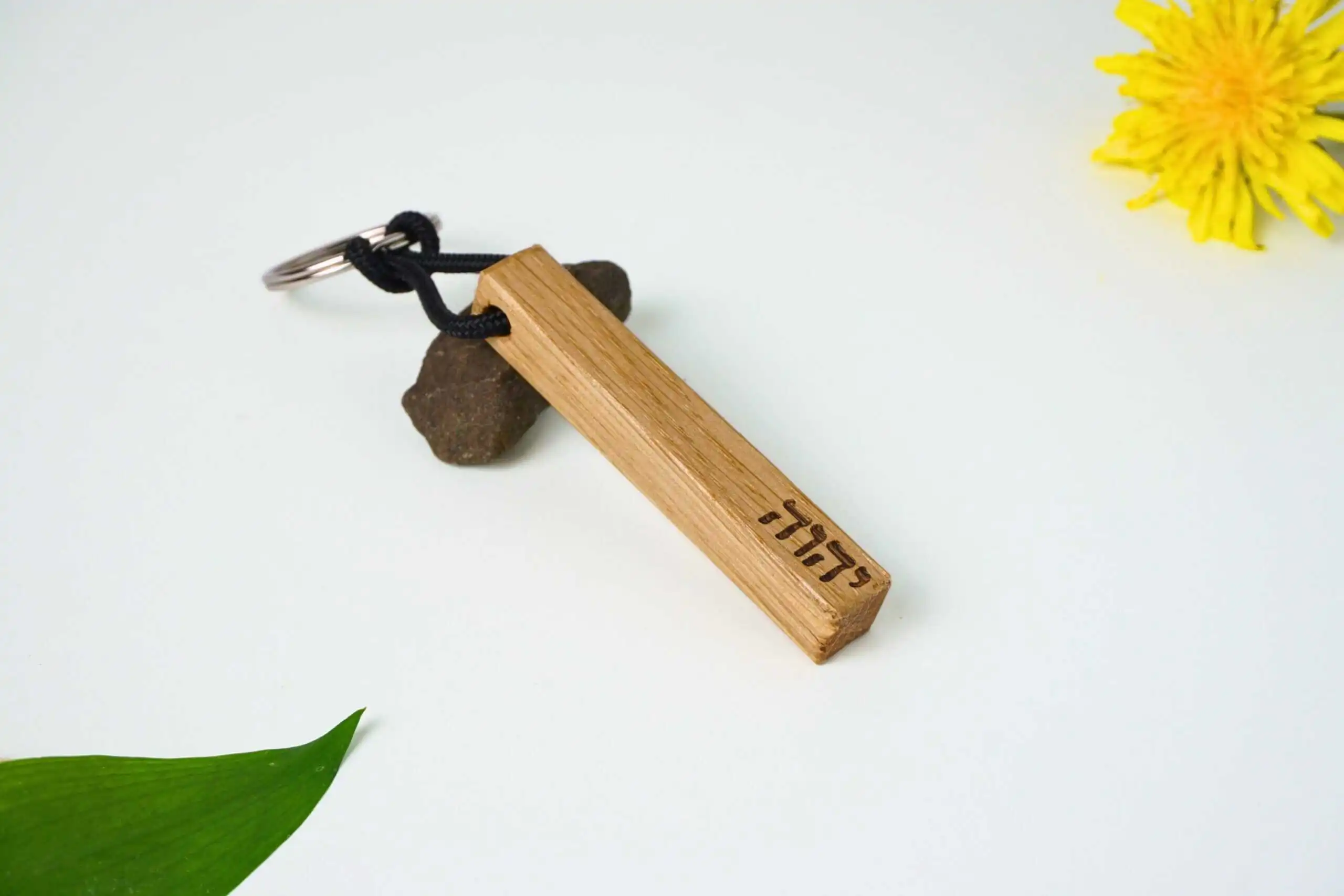 Schlüsselanhänger Jahwe 2 Schlüsselanhänger mit Bibelvers 'Glaube' aus Holz und Stein, christliche Geschenkideen.