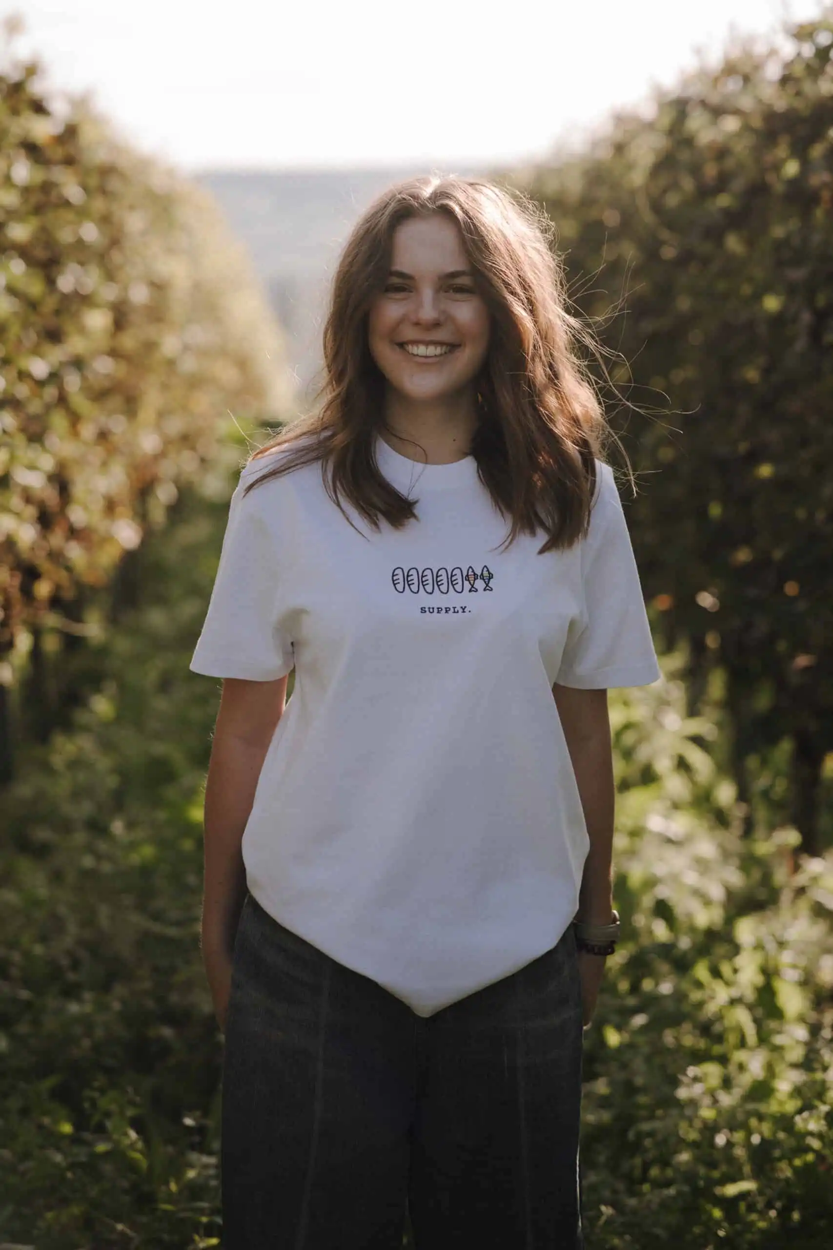 T-Shirt SUPPLY | Unisex 3 Inspirierte Frau trägt Christliches T-Shirt, Natur, Freizeit, positive Stimmung, modebewusst, christliche Marken.