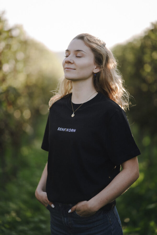 Mädchen in Natur mit philanthropischer Kleidung und positiven Vibes für christliche Marken.