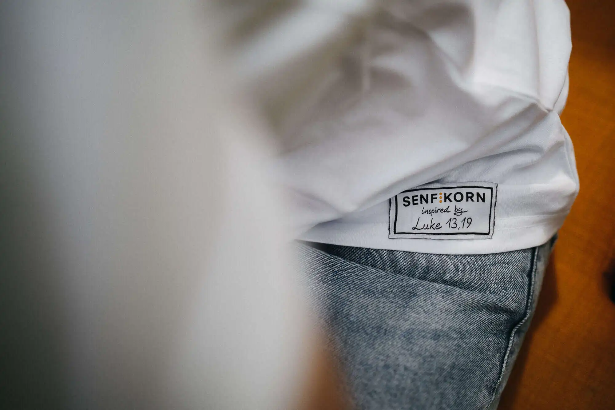 Senfkorn | Christliches T-Shirt – unisex weiß – Bio-Baumwolle – Fair Wear 4 Stilvolle christliche Kleidung mit biblischem Inspiration, Markenqualität, Mookho.de.