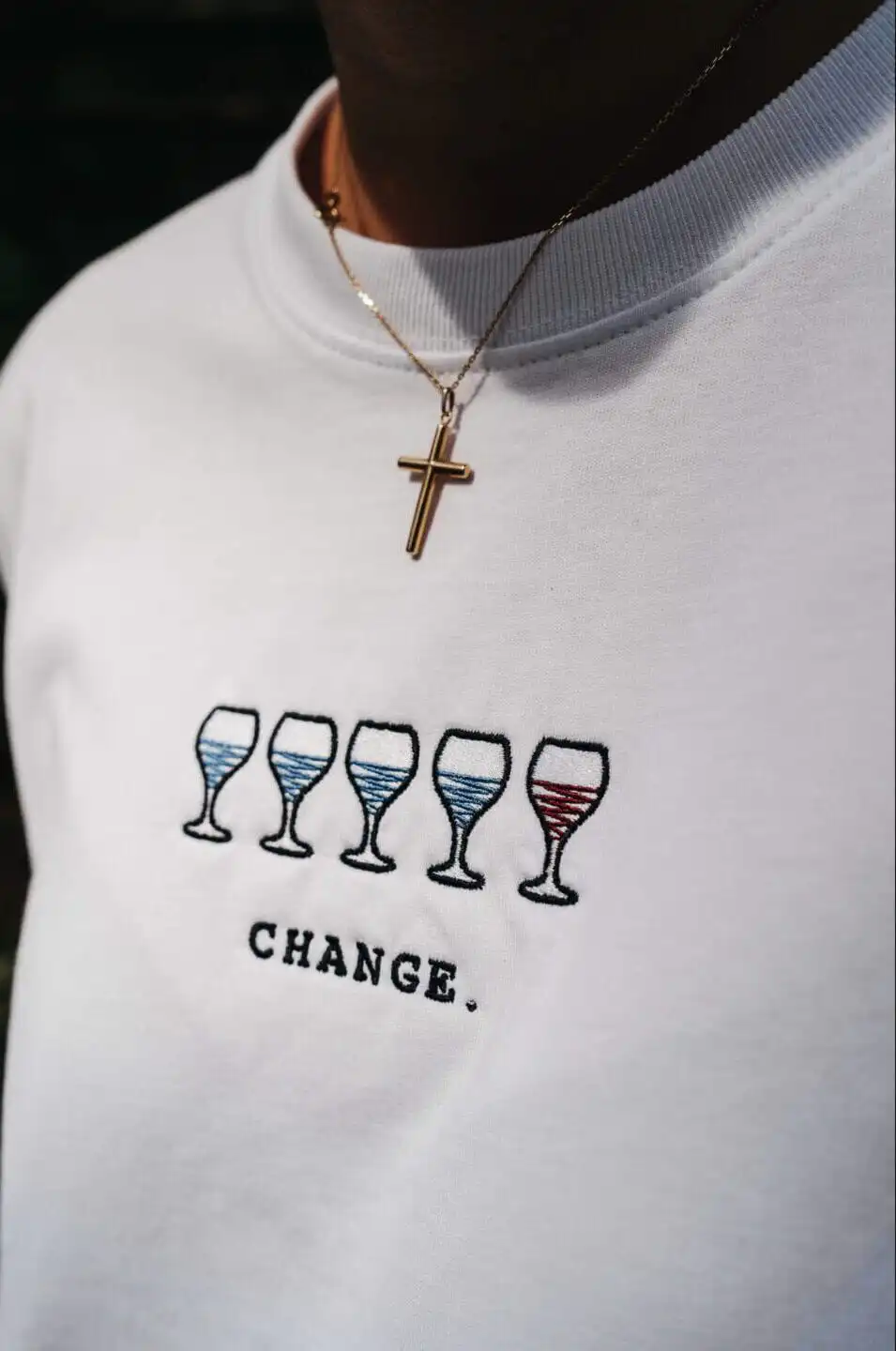 T-Shirt CHANGE | Unisex 2 Verschwommener Blick auf eine christliche Schmuckkette und T-Shirt mit Bibelsprüchen.