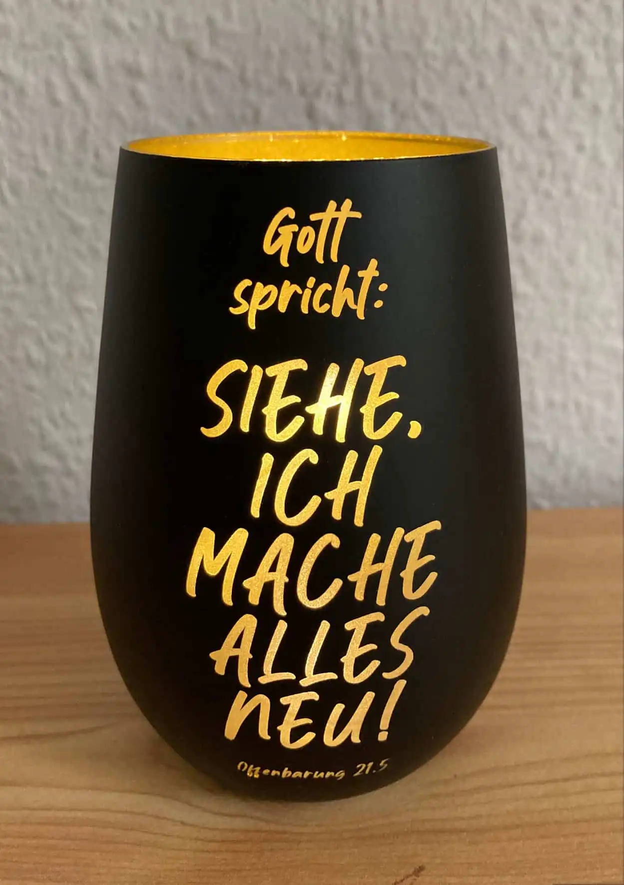 Weihnachtliche Kerze mit christlichem Spruch, Geschenkidee, dekorativ, spirituell, inspirierend.