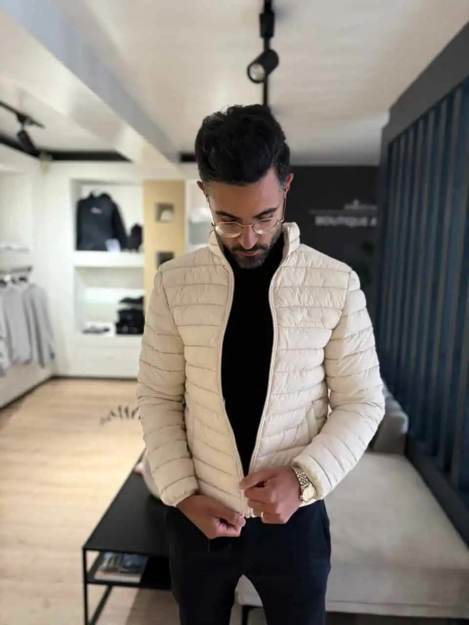 Moderner Mann in christlicher Kleidung, stilvolle Mode, christliche Marken, Herrenmode.