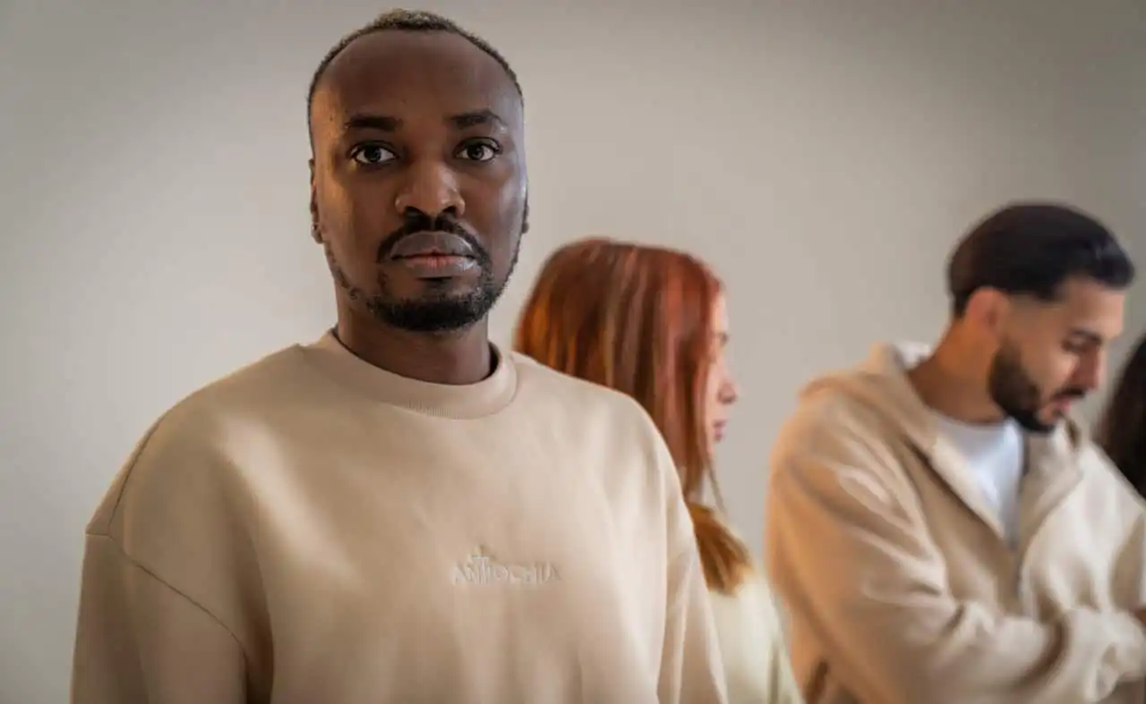 Essential Sweatshirt Oversized - "Paulus" 2 Vielfältige christliche Gemeinschaft im Gebet, Menschen in Gebets- und Glaubensgemeinschaft.