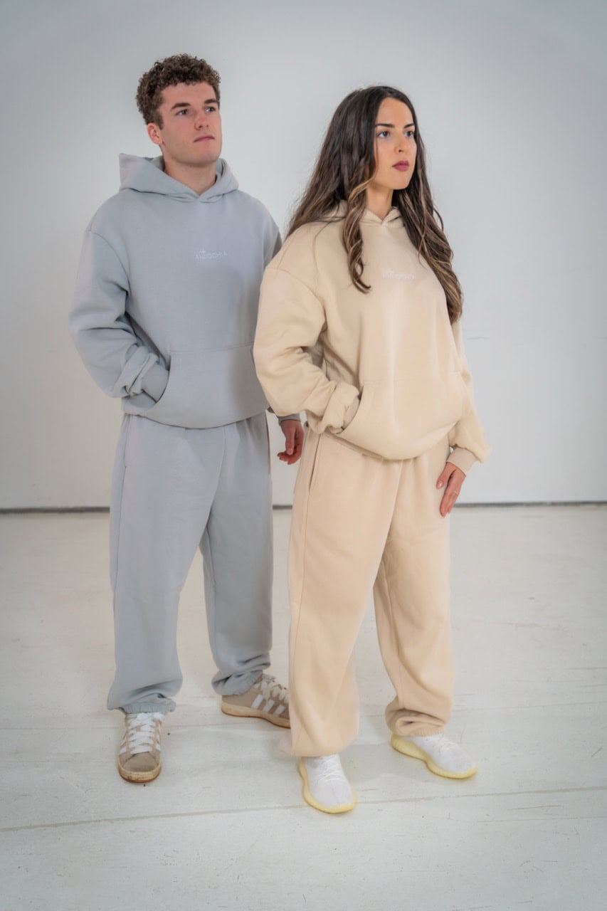 Freundliches Junges Paar Trägt Bequame Pastell-Hoodies Und Jogginghosen, Streetwear, Stylisch.