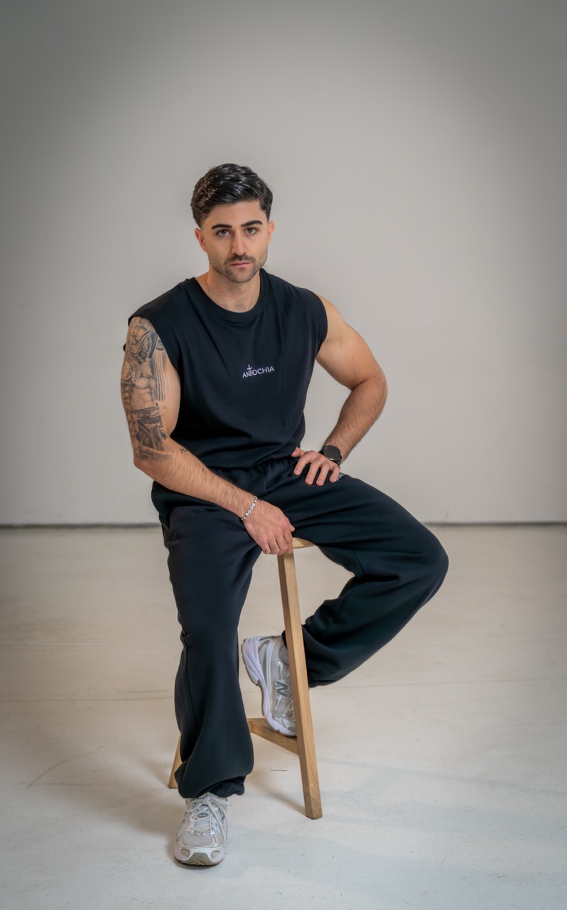 Moderner Mann Trägt Schwarze Sportkleidung Mit Christlichem Logo.