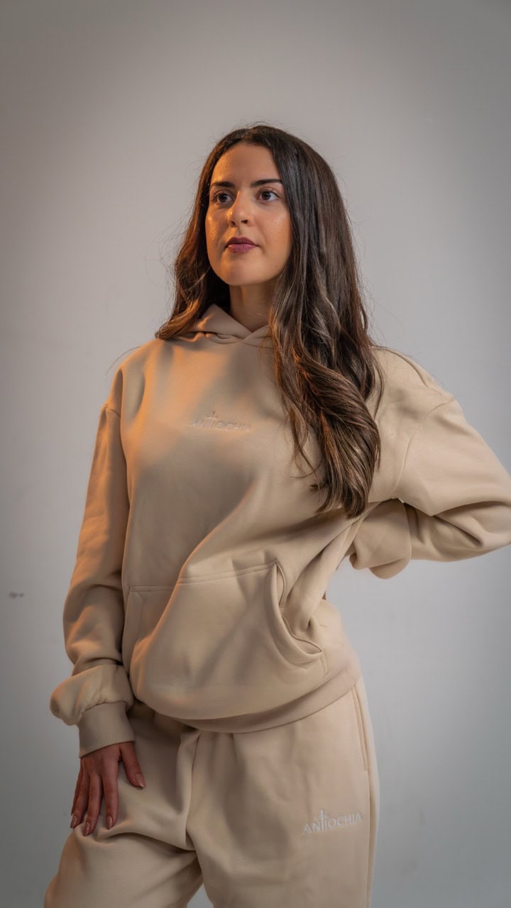 Moderne Bequeme Christliche Streetwear In Neutraler Farbe, Frauenmode, Nachhaltige Marken.