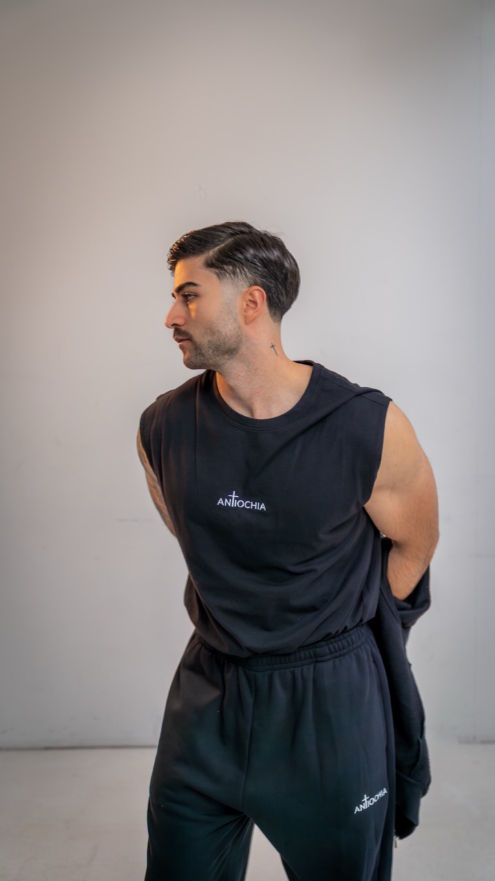 Moderner Mann In Schwarz Mit Religiösem Tattoo, Christliche Mode, Streetwear, Christliche Marken.