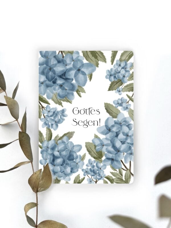 Blumenmuster mit blauen Hortensiablumen und grünen Blättern auf Grußkarte.