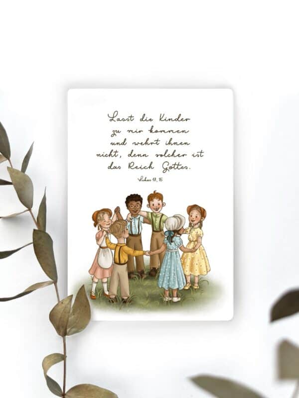 Freundliche Kinder beten gemeinsam mit Bibelvers, christliche Kinderreligion, kindliches Glaubensbekenntnis.