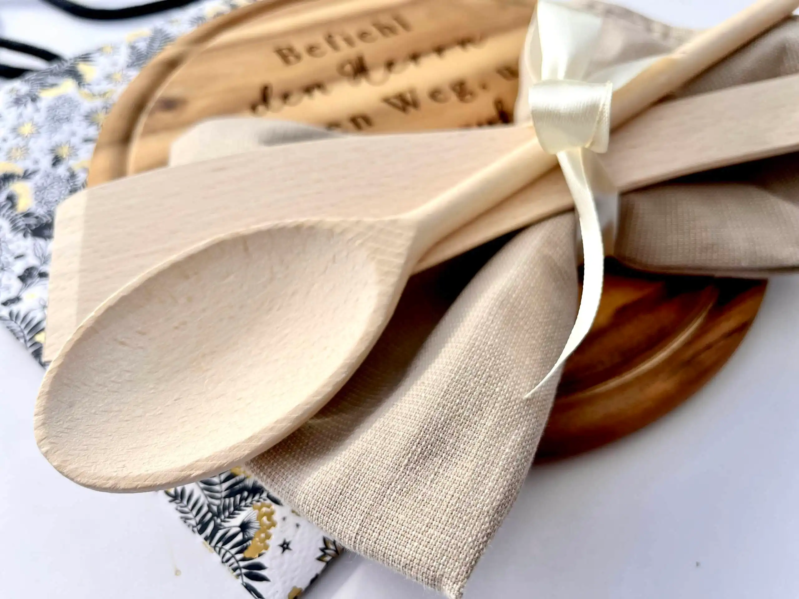 Weihnachtsgeschenk Set, Geschenkset für Frauen mit Bibelvers Schneidebrett graviert Mütter geschenk Set für Mama 3 Natürliche Holzlöffel für christliche Geschenke und christliche Feste.