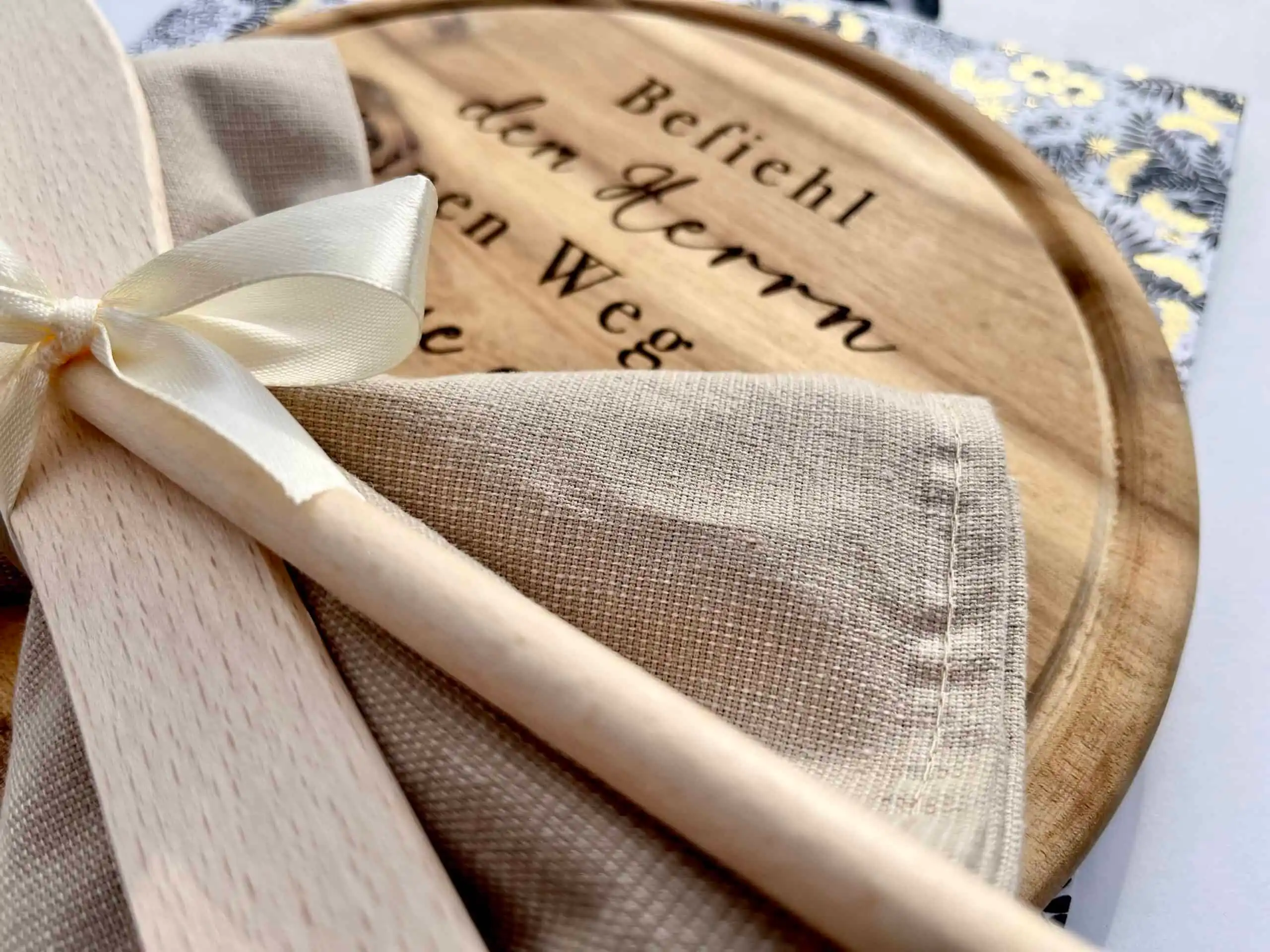 Weihnachtsgeschenk Set, Geschenkset für Frauen mit Bibelvers Schneidebrett graviert Mütter geschenk Set für Mama 4 Himmlische Geschenke für Christen, Holzplatte mit religiösem Motiv und Stoff-Accessoires.