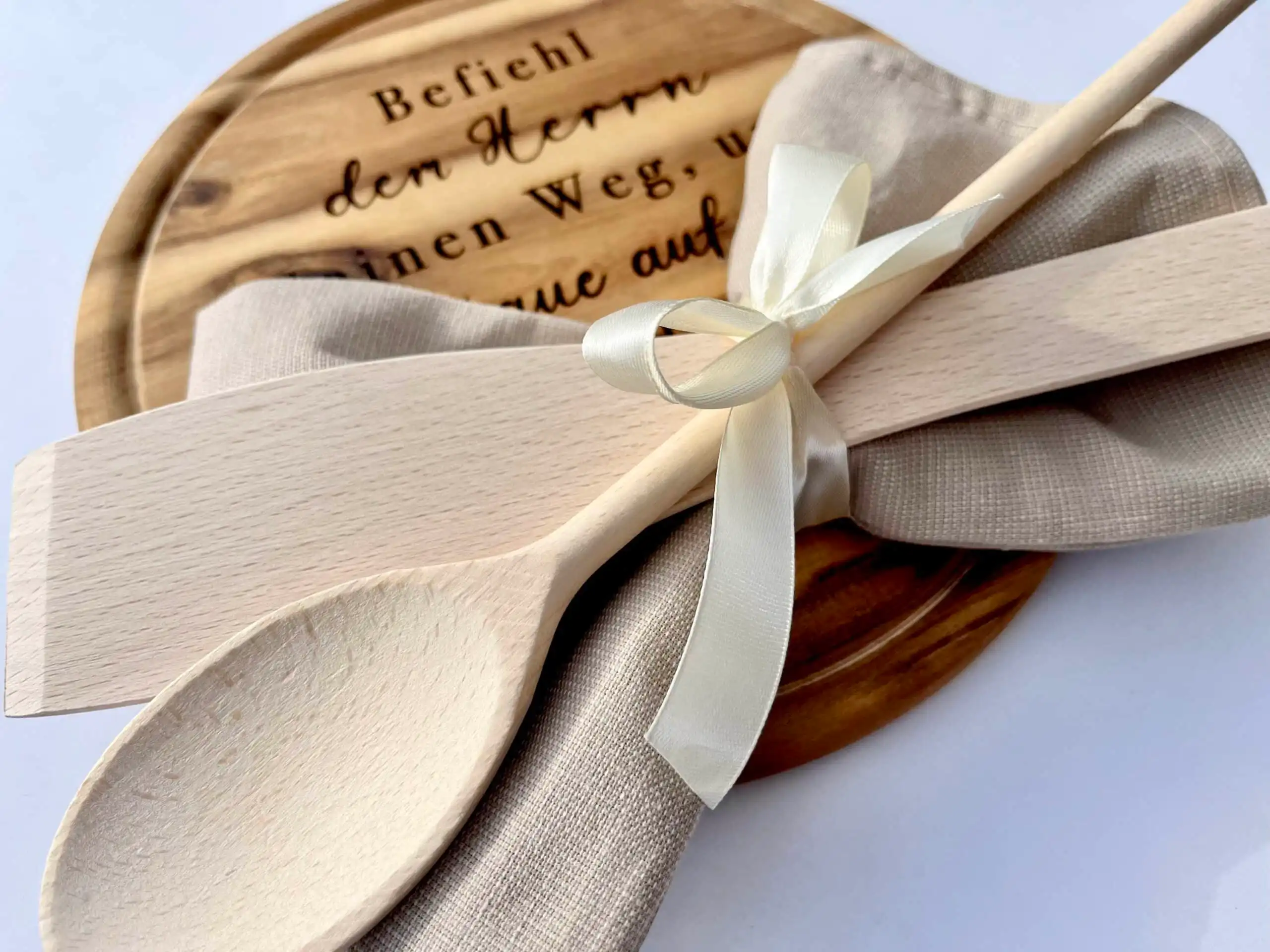 Weihnachtsgeschenk Set, Geschenkset für Frauen mit Bibelvers Schneidebrett graviert Mütter geschenk Set für Mama 6 Handgefertigtes christliches Geschenkset, Holzlöffel und Geschenkdose.