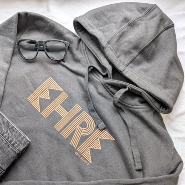 Moderner grauer Hoodie mit "Scriptura" Print für christliche Mode.