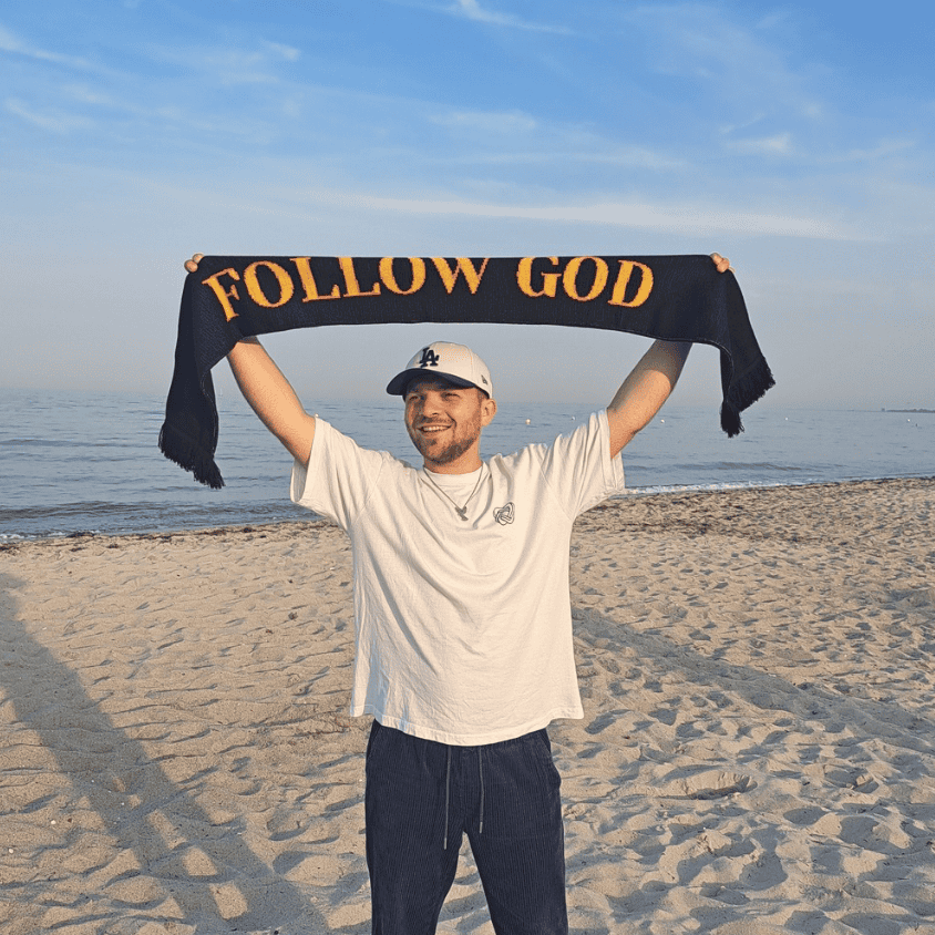 Menschen, Der &Quot;Follow God&Quot; Schal Trägt Bei Sonnenaufgang Am Strand, Christliches Leben, Glaubensmotivation.