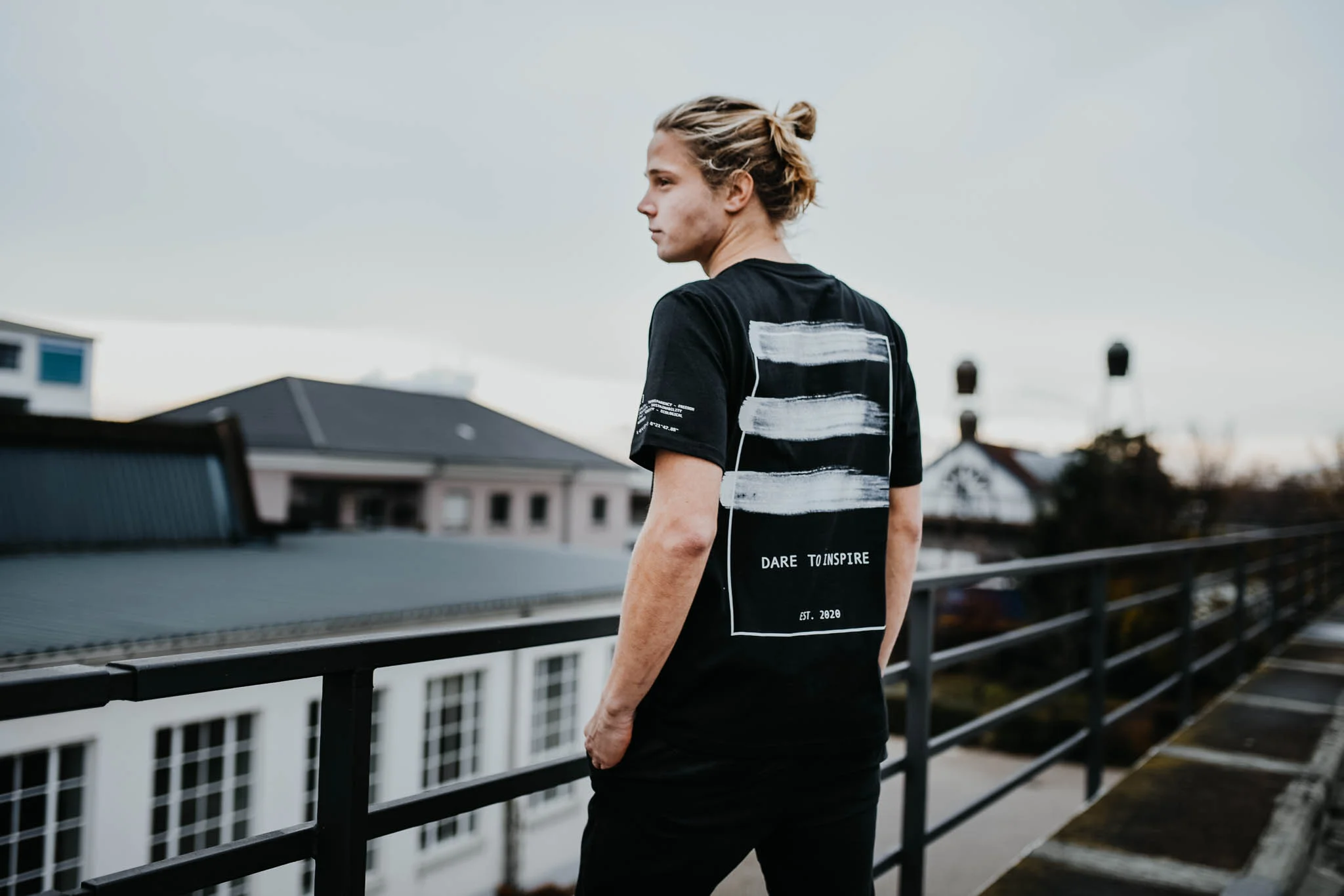 Model trägt schwarzes christliches Shirt und schaut zur Seite