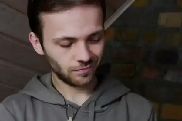 Ruhiger junger mann in hoodie, entspannte atmosphäre, lockere stimmung, moderne lebensstil, casual mode.