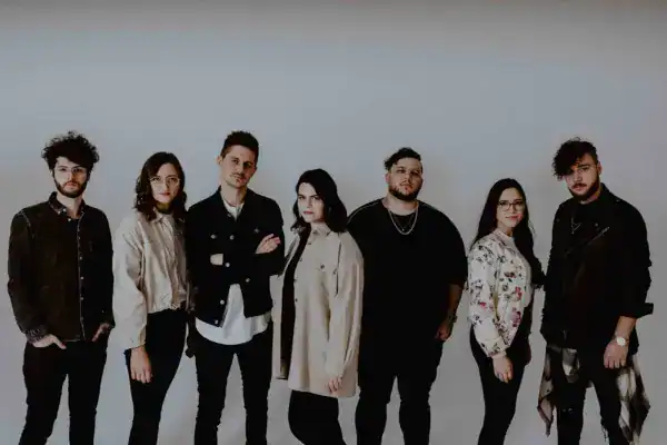 Modernes Teamfoto von jungen Erwachsenen, Mode, Streetwear, Modefotografie.