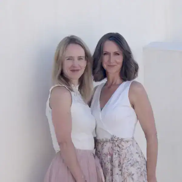 Freundliche Frauen in weißen Blusen bei Mookho.de, Mode für Damen, stilvolle Kleidung.