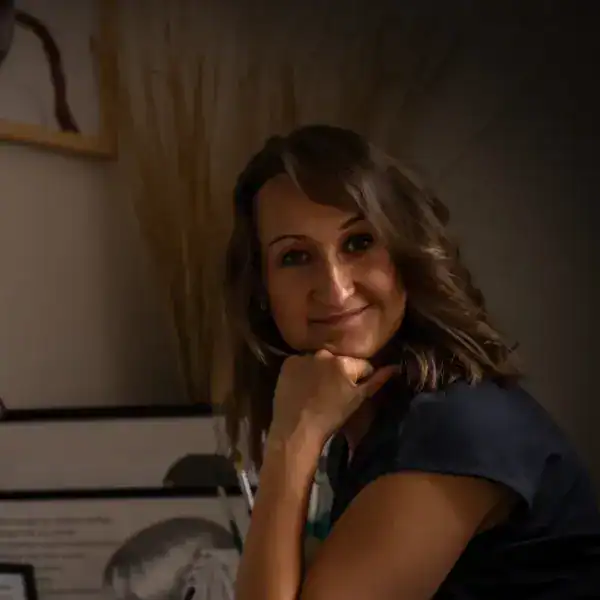 Freundliche Frau mit Wohlfühl-Atmosphäre, entspannte Stimmung, natürliche Schönheit.