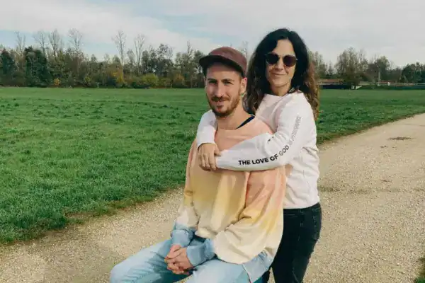 Fröhliches Paar beim Spaziergang in der Natur, Outdoor, Lifestyle.