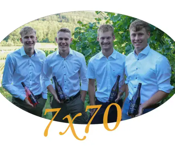 Männer in weißen Hemden mit Weinflaschen im Weinberg, Weingenuss, Weinveranstaltung, Weingut.