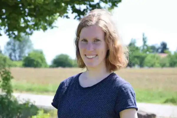 Lachende junge Frau im Freien, Sommer, Natur, Porträt.