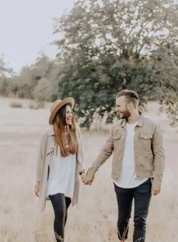 Fröhliches Paar beim Spaziergang in der Natur, Lifestyle-Fotografie, Liebe und Freizeit.