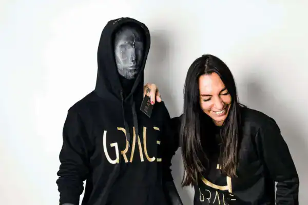 Dame-Mann in dunklem Hoodie mit Maske, Modeaccessoire, Streetwear, Ausdrucksstark, Mookho.de.