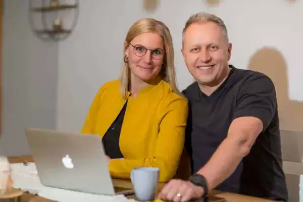 Hochwertiges Business-Foto eines Paares bei Arbeit am Laptop.