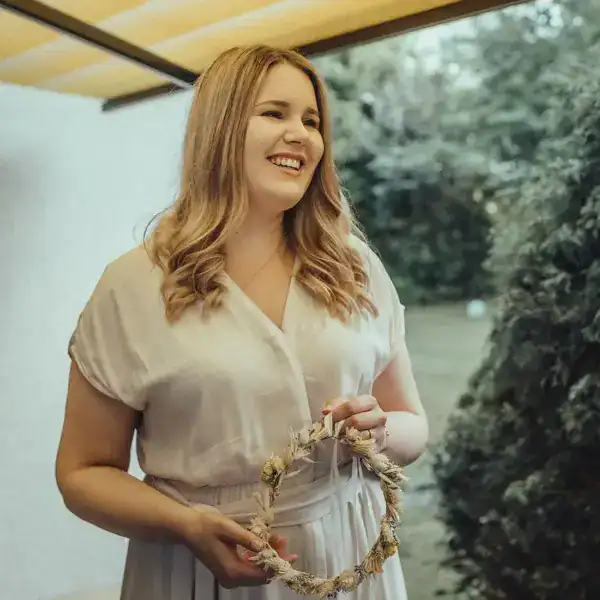 Natürliche Frau gehaltene Trockenblumenkranz in den Händen, frühlingshafte Gartenstimmung, Naturdeko, boho Style, mookho.de.