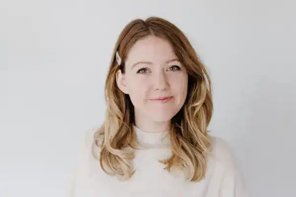 Mädchen mit roten Haaren und Haarspange, freundlich und professionell.