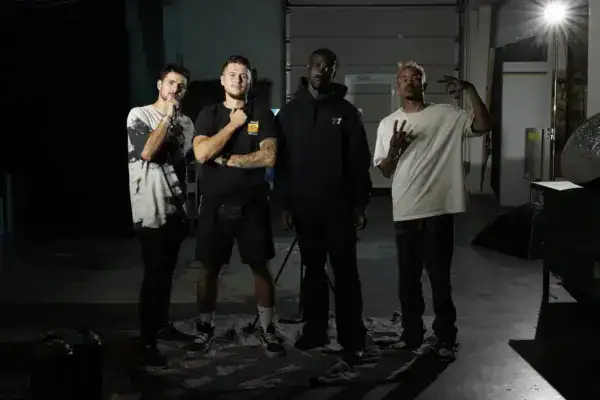 Junge Menschen in einem kreativen Studio, moderne Kunst und Fotografie.