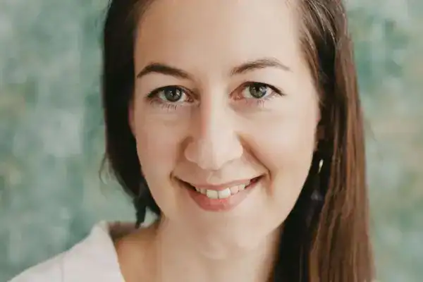 Hübsche junge Frau mit braunen Haaren, Lächeln, natürliche Schönheit, Nahaufnahme.