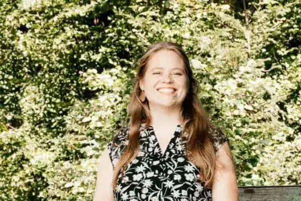 Freundliche junge Frau im Grünen, Natur, Fröhlichkeit, sommerlich, Portrait.