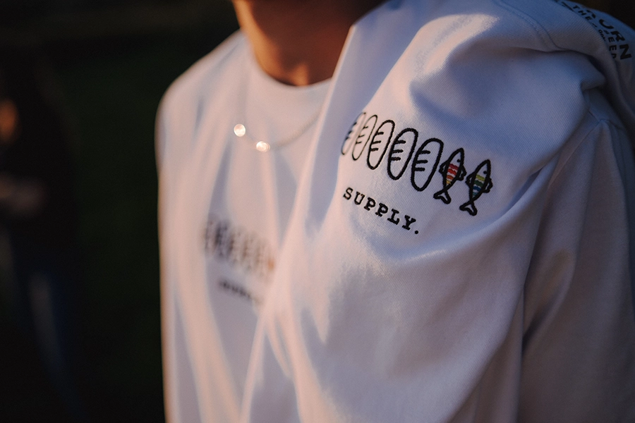 Nahaufnahme des Sticks von Senfkorn-Shirt im Licht des Sonnenuntergangs