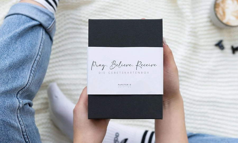Person hält christliche Gebetsbox in den Händen
