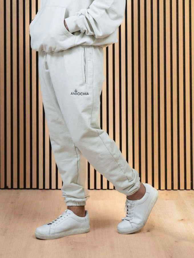 Mann trägt eine weiße christliche Jogginghose und weiße Schuhe