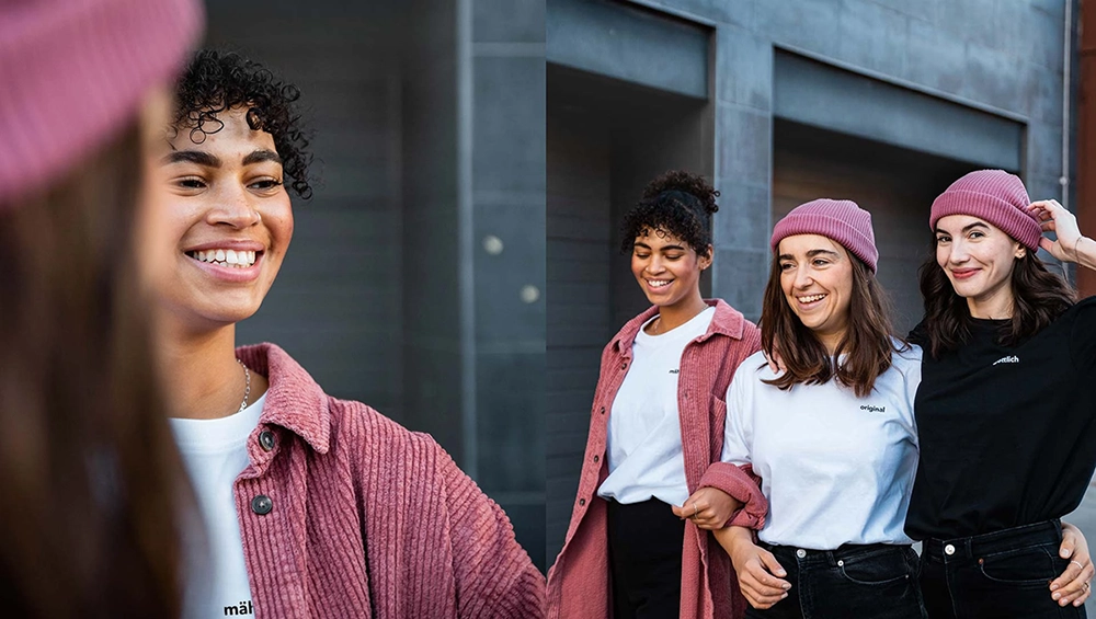 Drei Frauen tragen fröhlich christliche Kleidung und laufen durch die Stadt