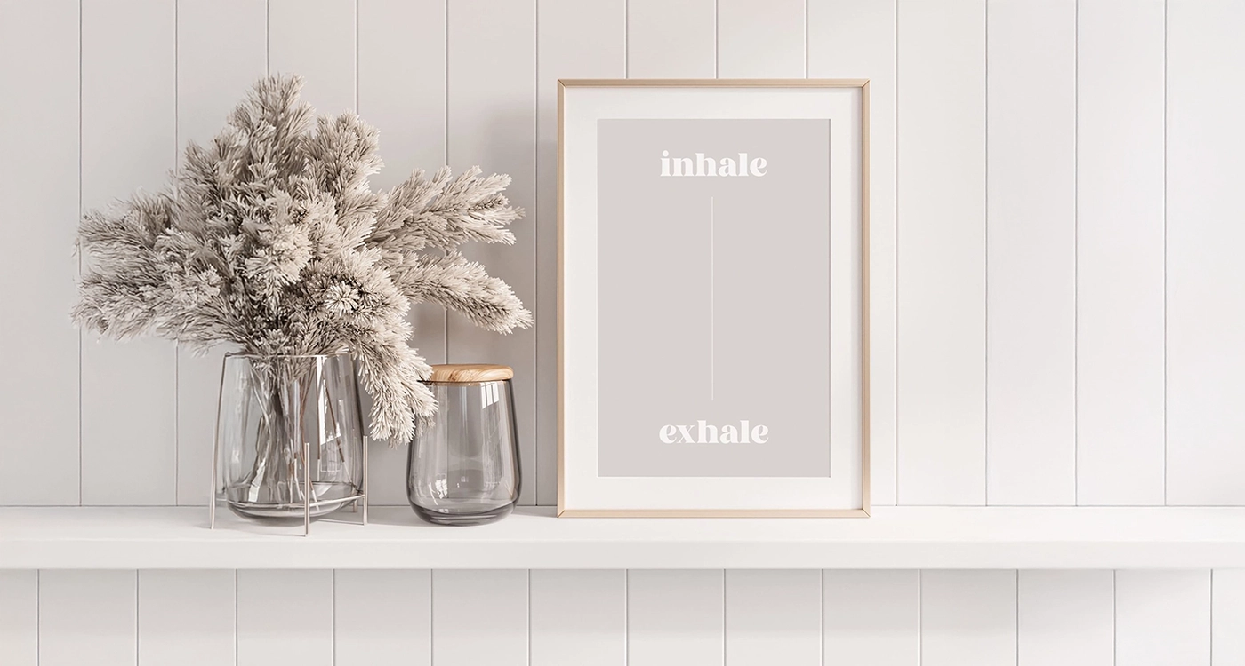 Christliche Papeterie-Poster ‚inhale–exhale‘ steht auf einem weißen Holzregal