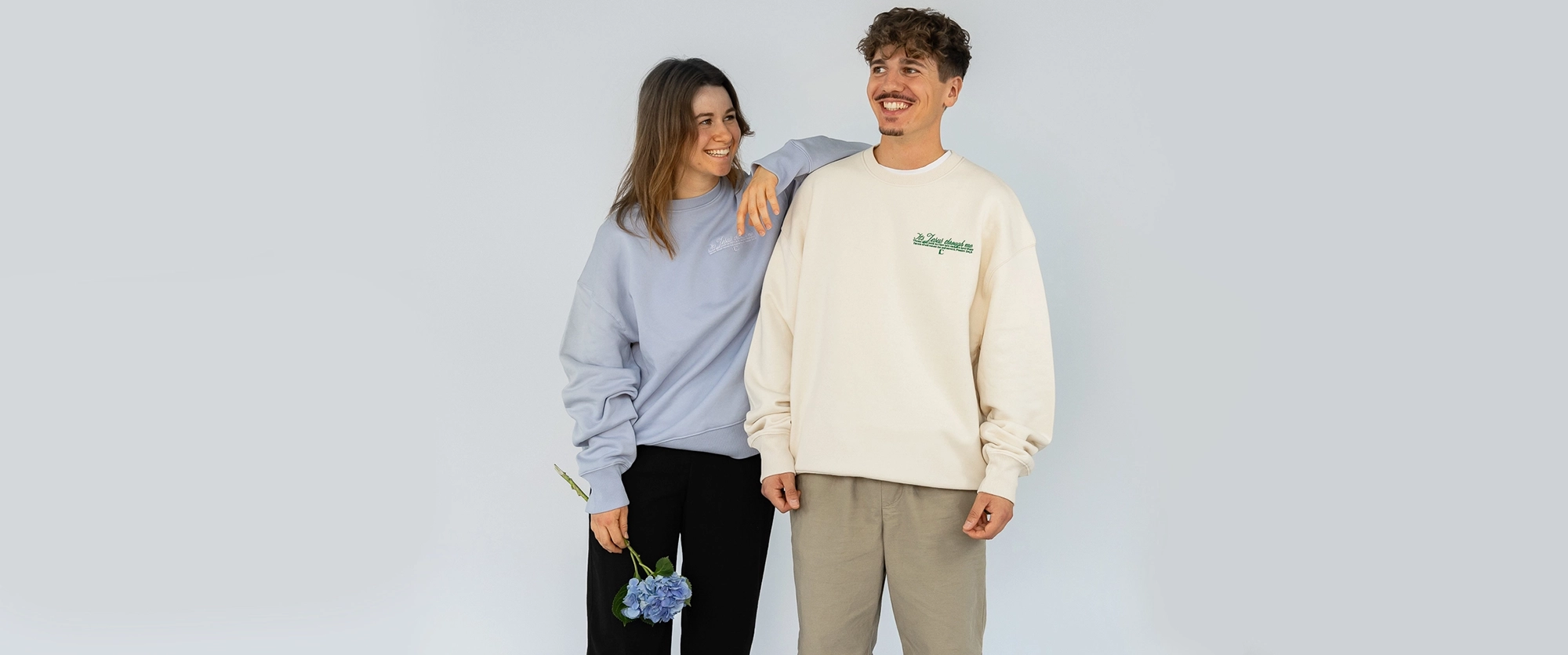 Models posieren mit beigem und blauem christlichem Sweatshirt