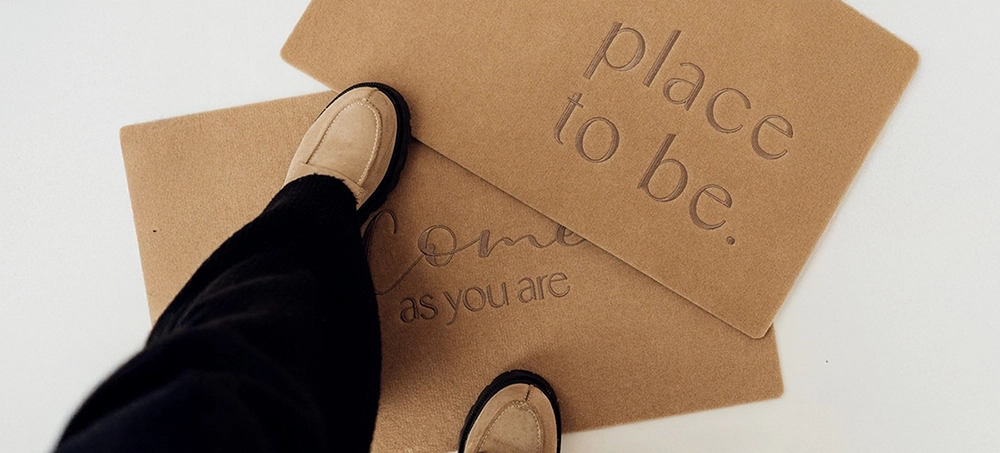 Christliche Fußmatten liegen auf dem Boden und ein Fuß steht drauf