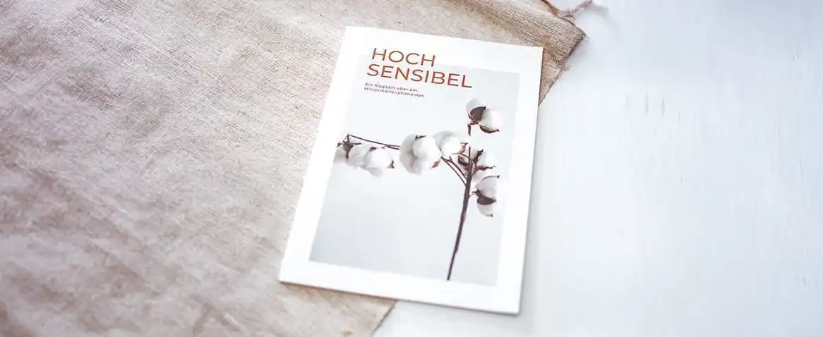 Christliches Magazin ‚Hochsensibel‘ liegt auf einem Tisch mit Tischdecke