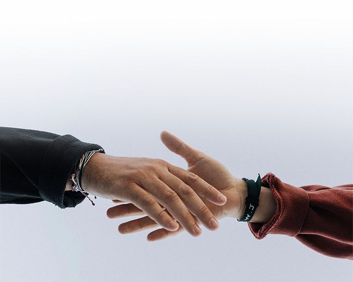 Zwei Hände reichen sich die Hand