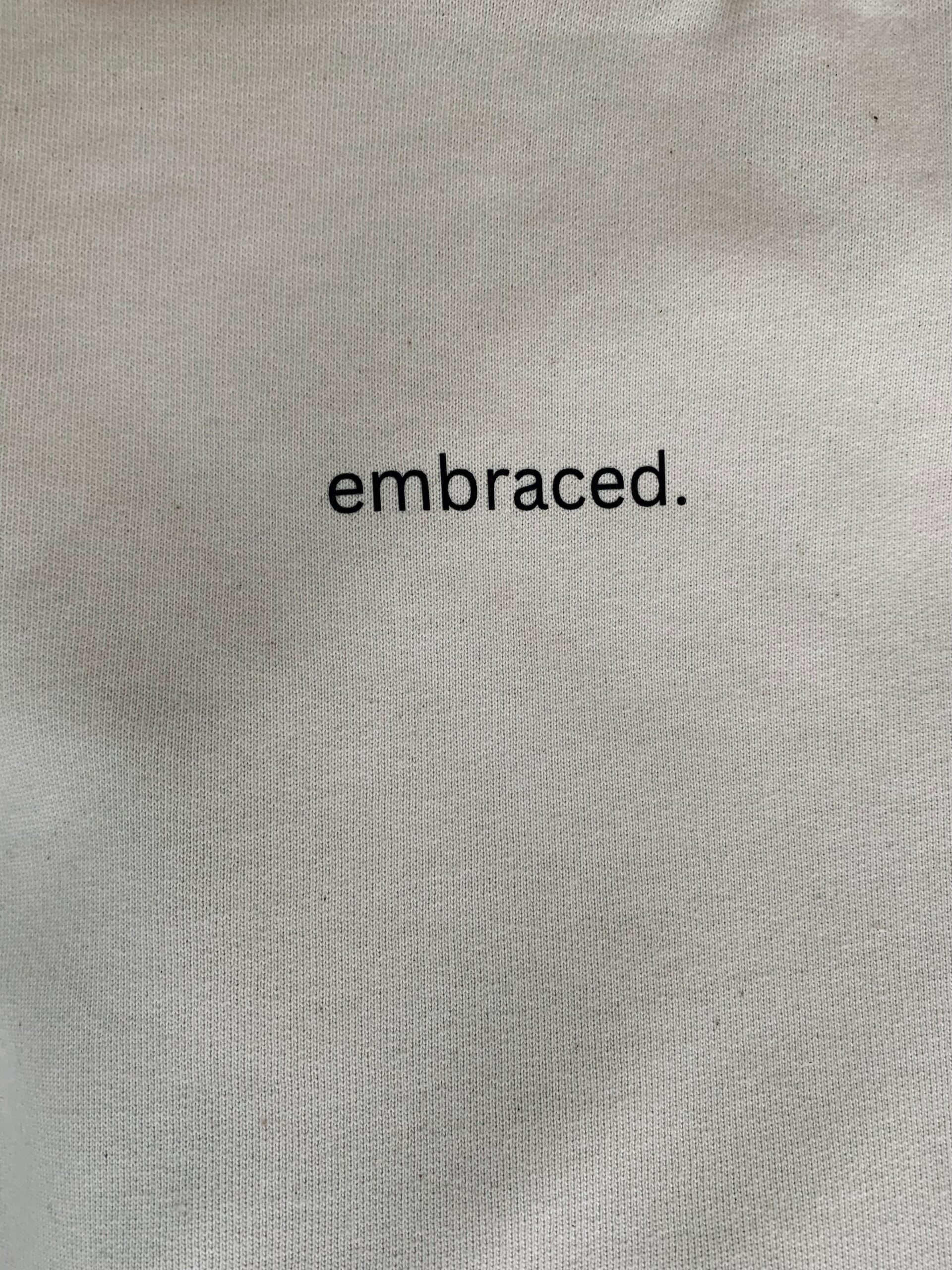 Gottesliebe Schriftzug Auf Hellgrauem Stoff, Christliche Mode Und Kirchenbekleidung.